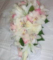Букет невесты из лилий и орхидей 